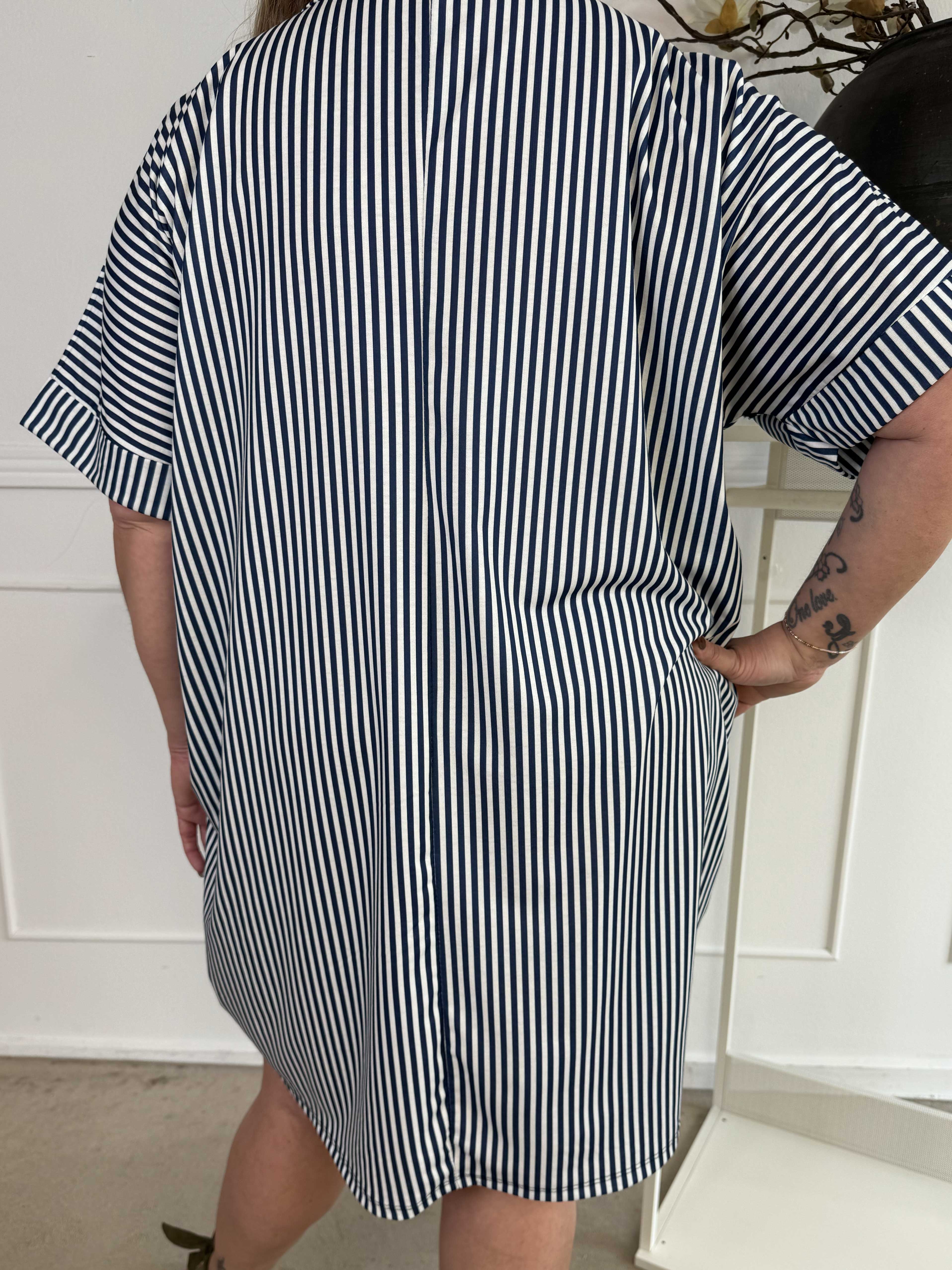 Mintu Stripe Dress - Plus size stribet kjole i bomuld med similisten